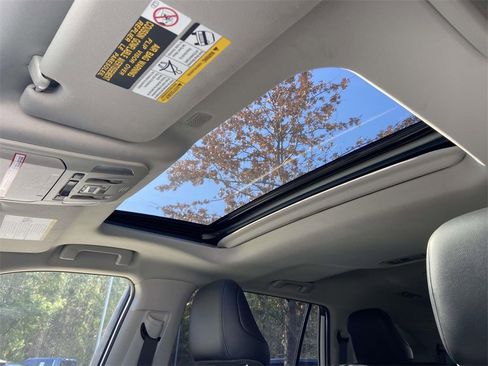 Used 2022 Toyota Highlander XLE image 17