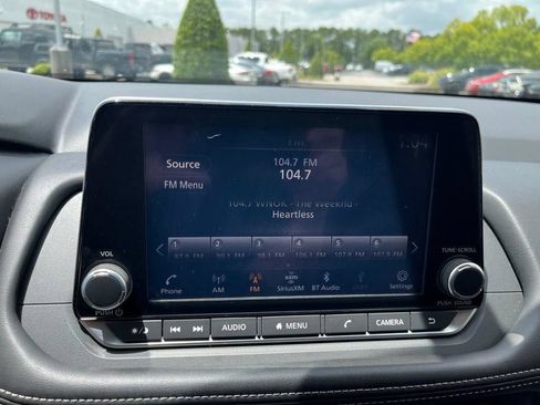 Used 2025 Nissan Rogue SV FWD image 21
