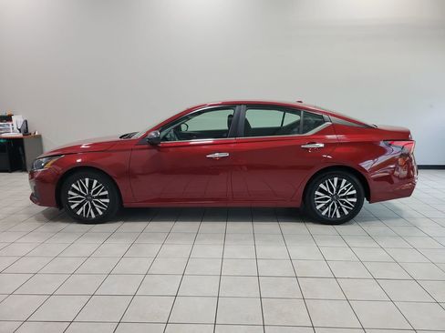 Used 2024 Nissan Altima 2.5 SV FWD image 8