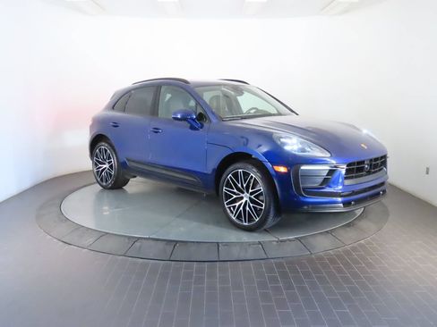 Certified 2024 Porsche Macan AWD/4WD image 9