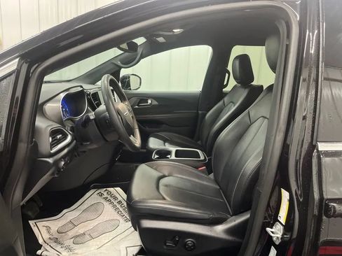 Used 2025 Chrysler Pacifica Select FWD image 18