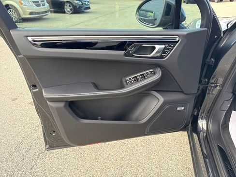 Used 2025 Porsche Macan image 10