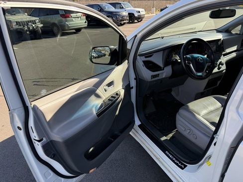 Used 2015 Toyota Sienna XLE image 17