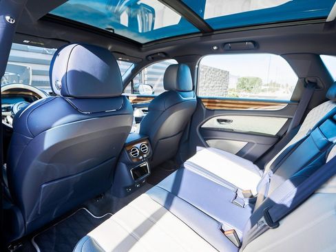 Used 2021 Bentley Bentayga image 36