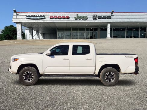 Used 2022 Toyota Tacoma SR image 3
