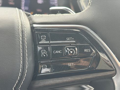 Used 2024 Jeep Grand Cherokee Overland w/ Luxury Tech Group IV AWD/4WD image 18