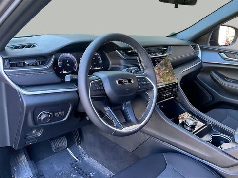 Used 2025 Jeep Grand Cherokee L Laredo AWD/4WD image 17