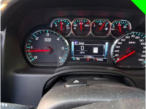 Used 2018 Chevrolet Suburban LT RWD image 19