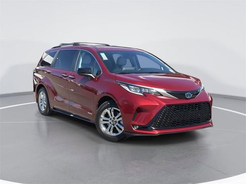 Used 2021 Toyota Sienna XSE w/ XSE Plus Package image 1