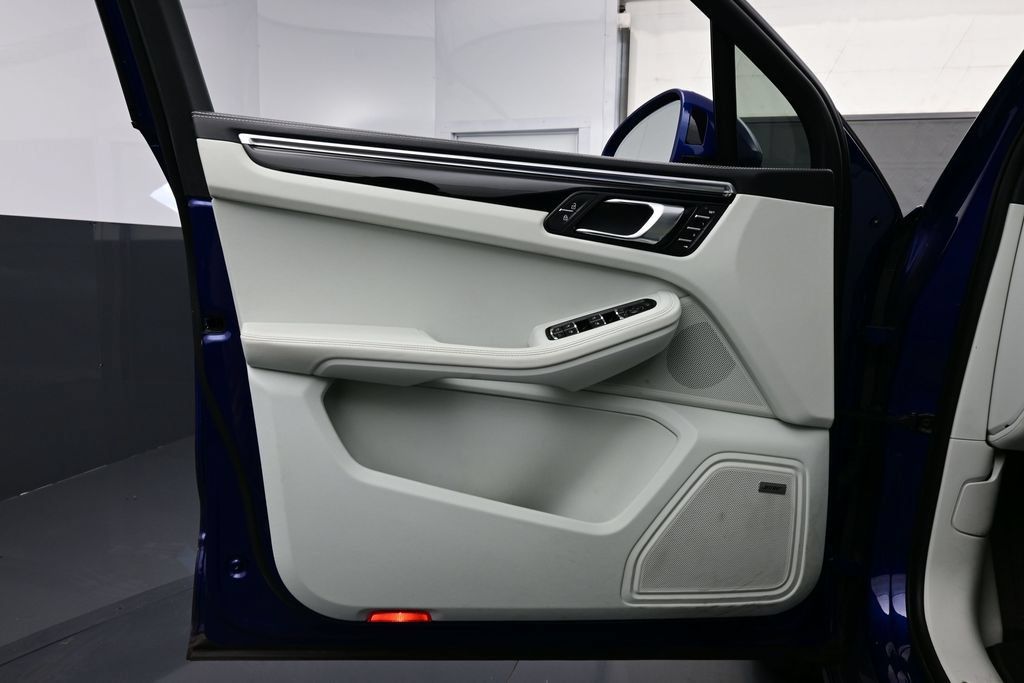 Certified 2023 Porsche Macan S AWD/4WD image 7