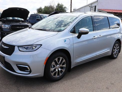 New 2023 Chrysler Pacifica Pinnacle image 3