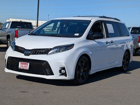 Used 2020 Toyota Sienna SE w/ Nightshade Edition FWD image 12