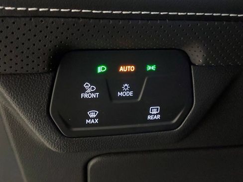 Used 2025 Volkswagen Atlas SE AWD/4WD image 13