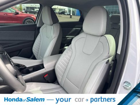 Used 2025 Hyundai Elantra Limited image 11