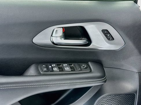Used 2025 Chrysler Pacifica Select FWD image 24