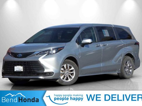 Used 2024 Toyota Sienna LE image 1