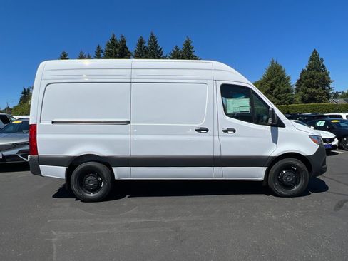 Used 2025 Mercedes-Benz Sprinter 2500 image 3
