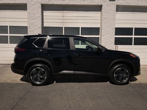 Used 2025 Nissan Rogue SV AWD/4WD image 1