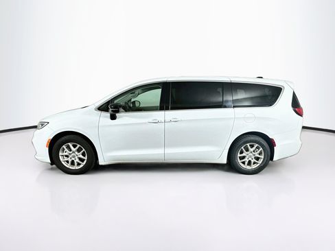 Used 2024 Chrysler Pacifica Touring-L FWD image 4