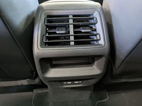 Certified 2025 Volkswagen Tiguan SE w/ Panoramic Sunroof Package AWD/4WD image 32