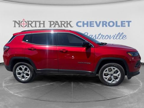 Used 2025 Jeep Compass Latitude AWD/4WD image 2