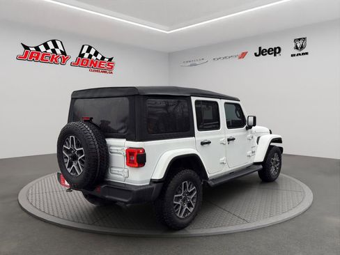 Used 2024 Jeep Wrangler Sahara image 9