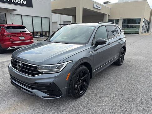 Certified 2024 Volkswagen Tiguan SE R-Line image 3