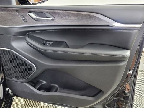 New 2025 Jeep Grand Cherokee L Overland w/ Luxury Tech Group IV image 39