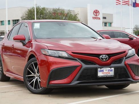 Used 2022 Toyota Camry SE FWD image 2