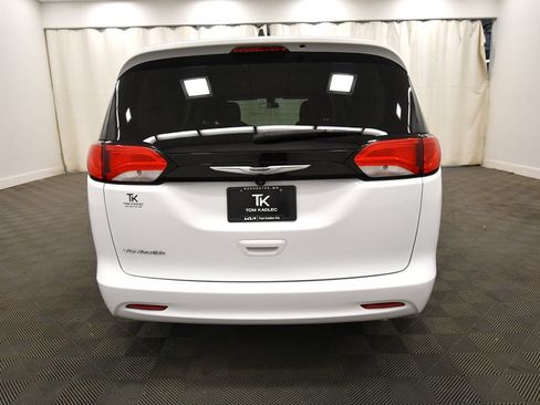 Used 2022 Chrysler Voyager LX FWD image 6
