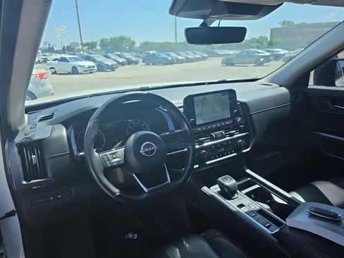 Used 2023 Nissan Pathfinder SL FWD image 3