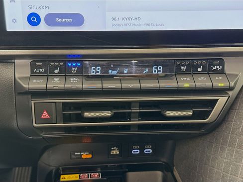 Used 2025 Toyota Camry XLE w/ Premium Plus Package image 17