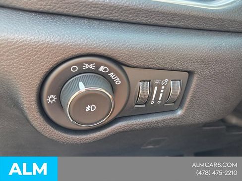 Used 2025 Chrysler Pacifica Limited FWD image 33