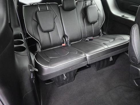 Used 2026 Chrysler Pacifica Limited FWD image 11