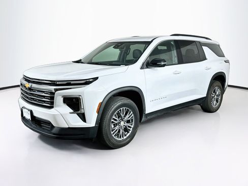 Used 2025 Chevrolet Traverse LT FWD image 3