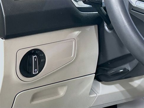 Used 2023 Volkswagen Tiguan SE R-Line image 8