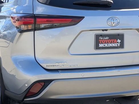 Used 2024 Toyota Highlander Platinum image 9