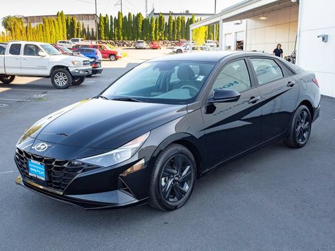 Used 2022 Hyundai Elantra SEL w/ Convenience Package FWD image 6