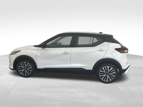 Used 2022 Nissan Kicks SV image 2