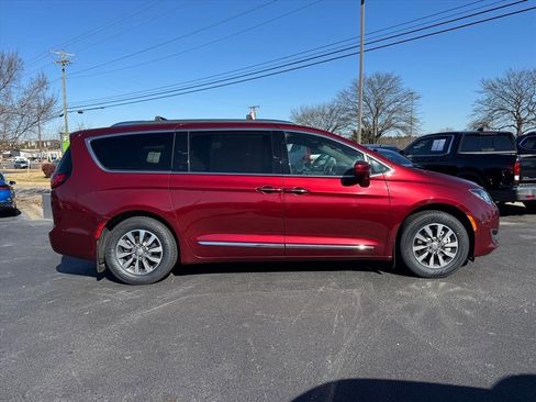 Used 2020 Chrysler Pacifica Touring-L image 2