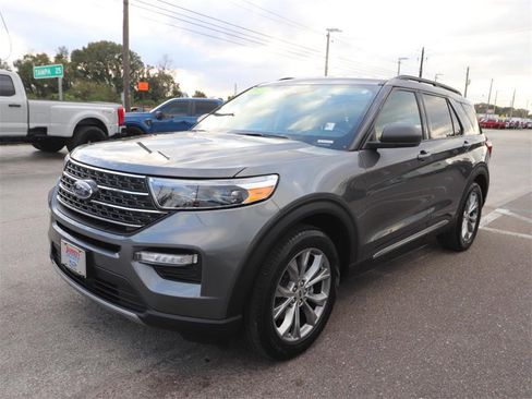 Certified 2022 Ford Explorer XLT w/ Equipment Group 202A image 3