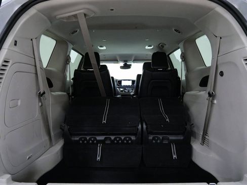 Used 2023 Chrysler Pacifica Touring-L image 27