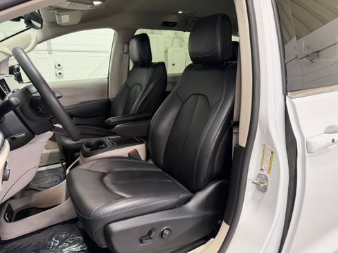 Used 2024 Chrysler Pacifica Touring-L FWD image 9