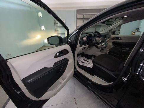 Used 2021 Chrysler Voyager LX w/ Cold Weather Group FWD image 11