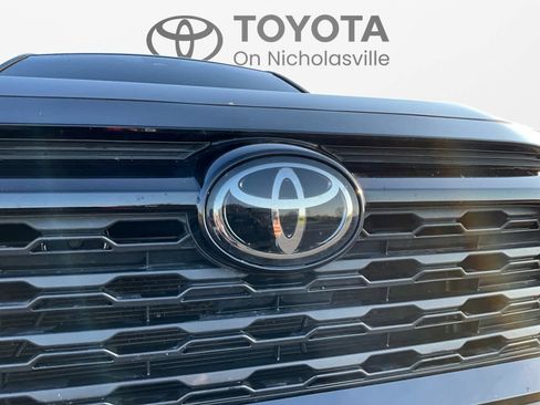 Used 2022 Toyota RAV4 LE image 10