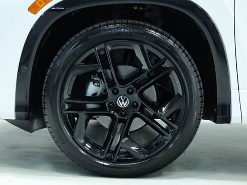 New 2026 Volkswagen Tiguan SE R-Line FWD image 8