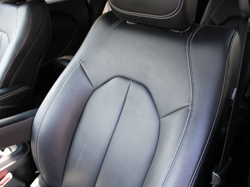 Used 2025 Chrysler Pacifica Select FWD image 10