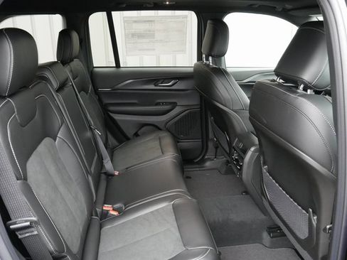 New 2025 Jeep Grand Cherokee Altitude image 26