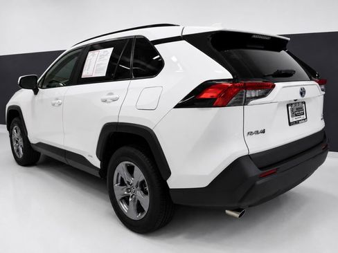 Used 2022 Toyota RAV4 LE AWD/4WD image 3