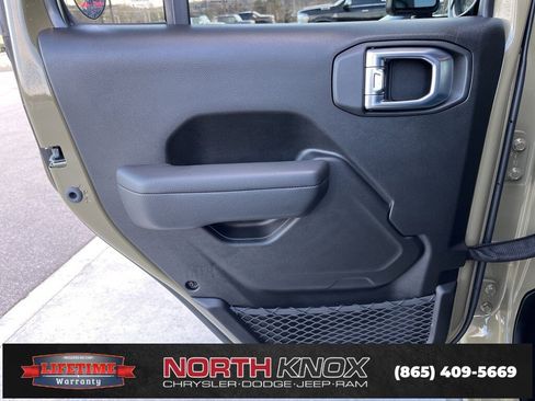 Used 2025 Jeep Gladiator Mojave w/ Convenience Group image 15